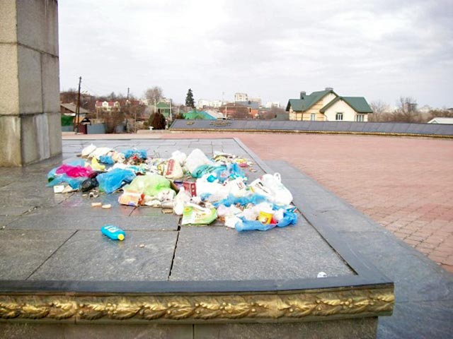 На Украине от действий вандалов и политических радикалов продолжают страдать памятники. В Сумах неизвестные устроили мусорную свалку у Вечного огня. Инцидент вызвал негативную реакцию российского МИДа