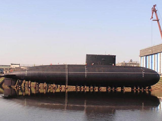 В Индии в результате задымления на построенной в России дизель-электрической подводной лодке "Синдуратна"(INS Sindhuratna), произошедшего накануне во время испытаний в акватории Мумбаи, погибли двое моряков