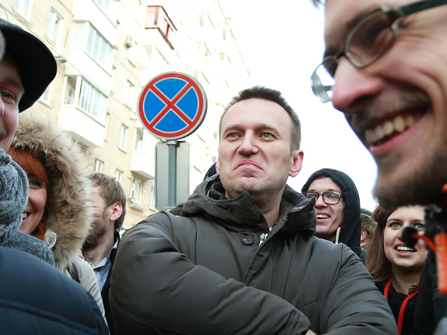 Адвокаты оппозиционера Алексея Навального заявили, что следователи решили запретить ему пользоваться интернетом и средствами связи