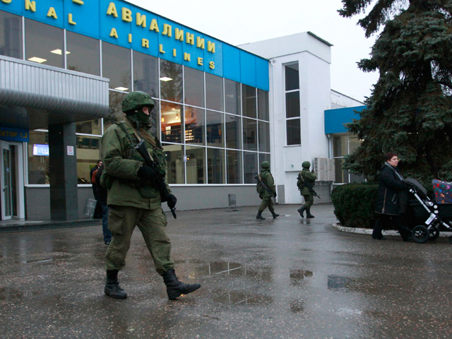 Из Крыма поступает противоречивая информация о ситуации с аэропортами Симферополя и Севастополя, которые в ночь на пятницу якобы захватили отряды вооруженных людей в форме