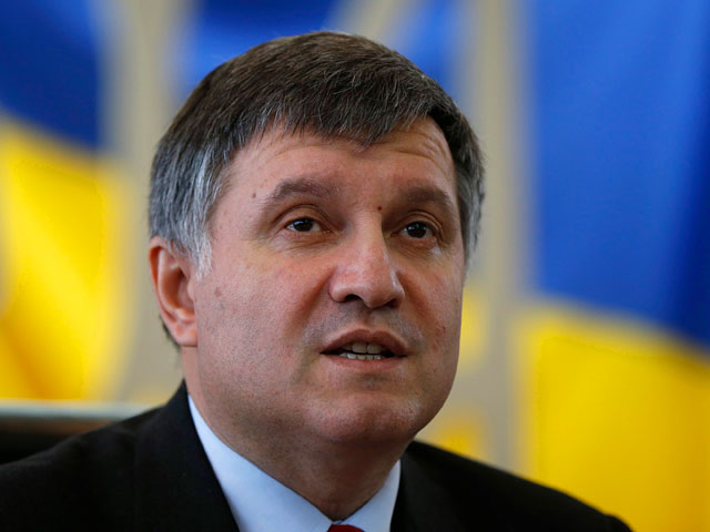 Глава МВД Украины заявил о "вооруженном вторжении" РФ в Севастополе и Симферополе