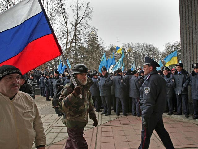 Факт использования российских флагов на территории Украины с правовой точки зрения является точно таким же действием, как и факт использования флагов Евросоюза