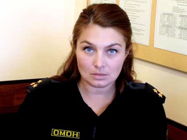 Высокопоставленный офицер московской полиции Жанна Ожимина просит руководство уволить ее со службы. Этому предшествовал крупный скандал, разразившийся после того, как в интернете появился ролик, в котором супружеская чета избивает во дворе женщину