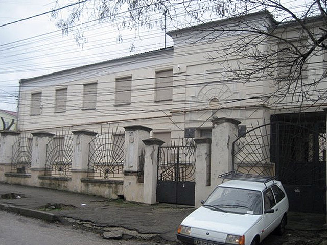 В ночь на пятницу неизвестные вандалы расписали стены синагоги Нер-Тамид на ул. Сергеева-Ценского, в Симферополе
