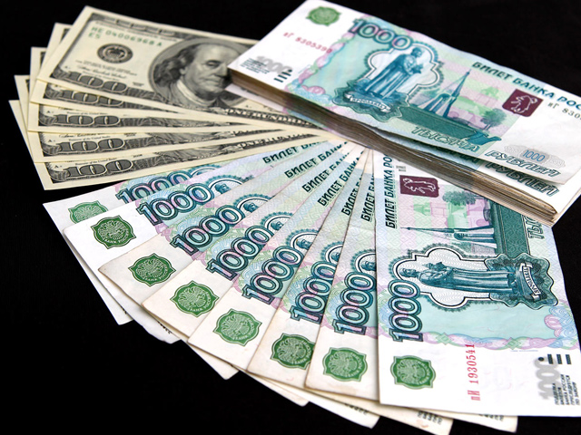 Доллар перешел от роста к снижению в вечерние часы на торгах "Московской биржи", рубль улучшил позиции к бивалютной корзине после пресс-конференции Виктора Януковича