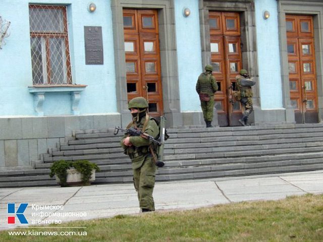 Административный центр столицы Крыма Симферополя взяли под контроль вооруженные люди, по улицам ездят военные грузовики