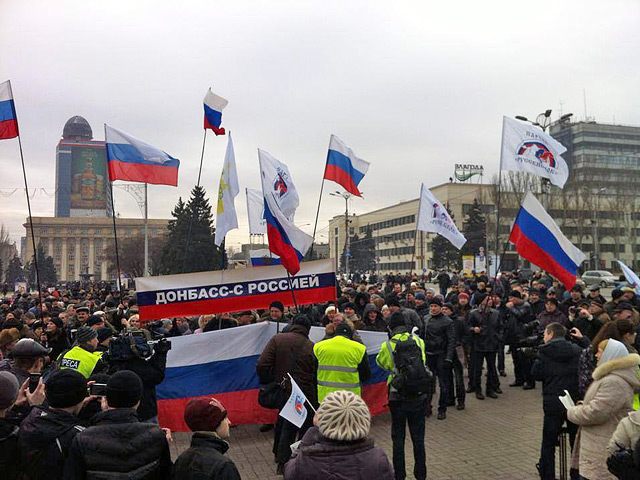 Рядом со зданием Донецкой областной администрации воздвигли российский флаг
