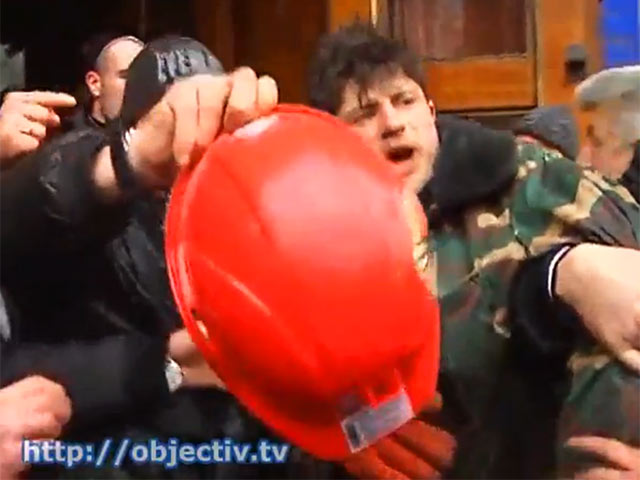 Столкновения в Харькове: почти 100 раненых, майдановцев ставят на колени