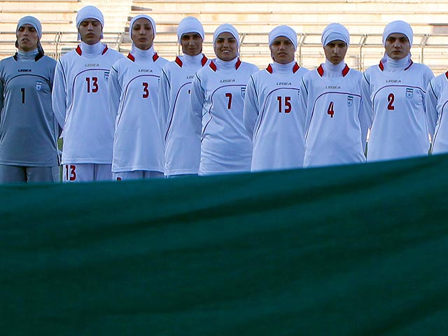 Международный совет футбольных ассоциаций (IFAB), наделенный полномочиями менять правила игры в футбол, официально разрешил футболистам-мусульманам носить хиджаб во время матчей, сообщается в официальном пресс-релизе ФИФА