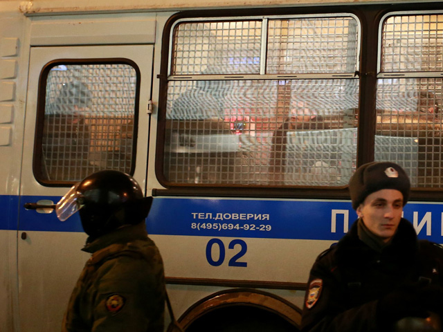 За антивоенные протесты в центре Москвы в воскресенье задержали более 360 человек, причем многим задержанным грозит до 15 суток ареста