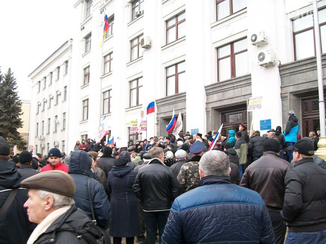 Митинг начинался с того, что у Луганского облсовета собралось около 400 человек, которые держали в руках флаги с российским триколором, а также флаги "Русского единства"