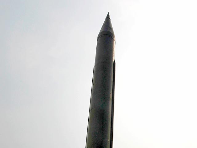 КНДР запустила в понедельник две ракеты малой дальности с восточного побережья в районе Вонсана. Они пролетели примерно 500 км в сторону Японского моря