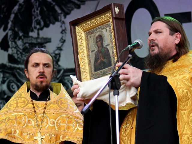 Тысячи жителей Севастополя молились перед мироточивой иконой, доставленной из Москвы