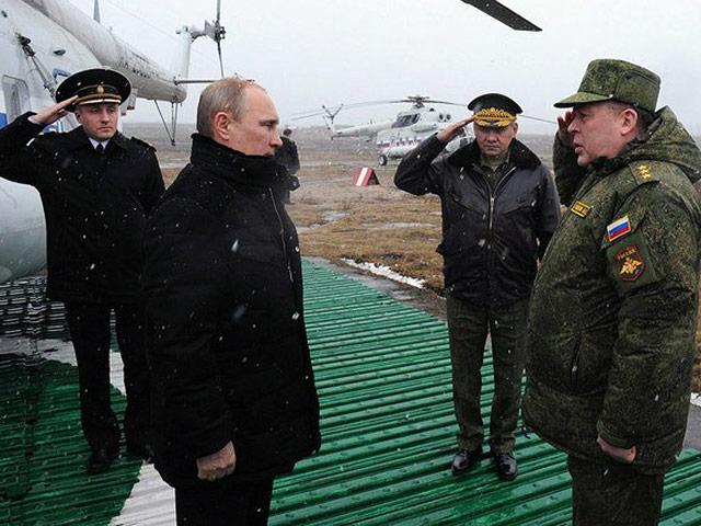 Президент России Владимир Путин решил лично проконтролировать военные учения в Ленинградской области, которые проходят в рамках внезапной проверки боеготовности войск Западного и Центрального военных округов