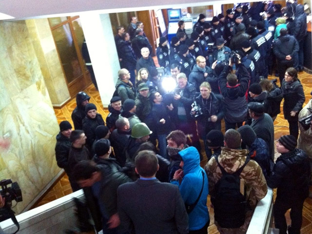 В Одессе митинг сторонников РФ и неудавшаяся попытка одного из пророссийски настроенных активистов выступить на внеочередном заседании местного облсовета закончились попыткой штурма здания областной администрации