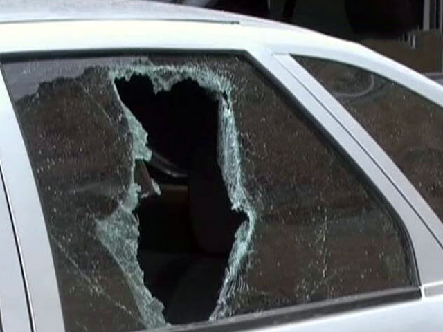 Столичные полицейские ищут грабителей, которые разбили стекло в автомобиле и украли сумку с деньгами. Ущерб оценивается в сотни тысяч долларов