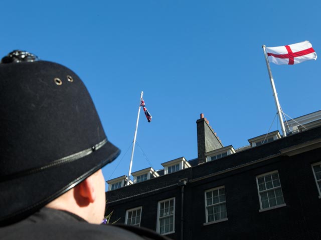 Один из ближайших помощников премьер-министра Великобритании Дэвида Кэмерона был арестован по подозрению в совершении преступлений, связанных с детской порнографией