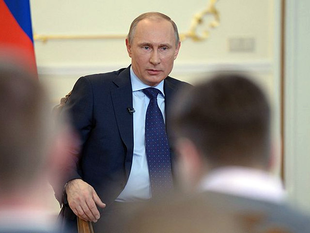 Президент РФ Владимир Путин, заявивший на своей пресс-конференции, что во время столкновений в Киеве действовали специально обученные на базах в Польше и Литве люди, повторил утверждения российского Первого канала