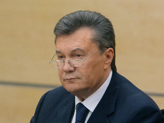 Евросоюз принял решение заморозить счета утратившего свои полномочия президента Виктора Януковича и еще 17 украинских чиновников, как и планировал