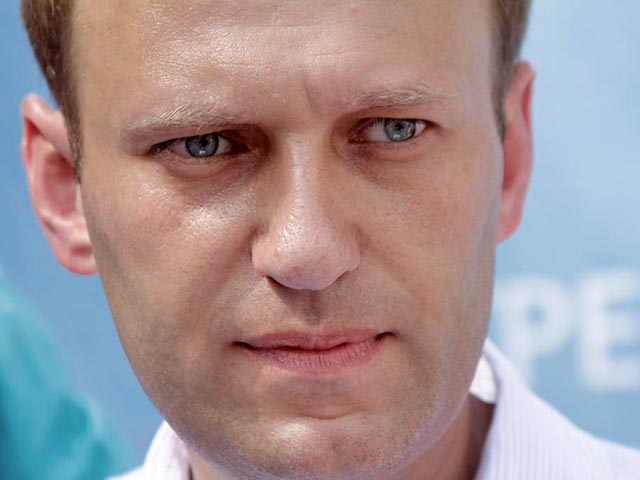 Активность в аккаунтах оппозиционера Алексея Навального, отправленного под домашний арест и лишенного по решению суда доступа в интернет, вызвала ожидаемые подозрения