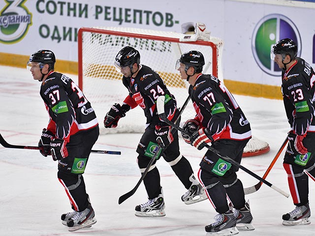 Омский "Авангард", впервые за всю историю клуба не сумевший пробиться в плей-офф Континентальной хоккейной лиги в нынешнем сезоне, опубликовал на своем официальном сайте обращение к болельщикам