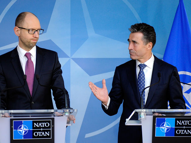 Украина не обсуждает вопрос вступления в НАТО, заявил премьер страны Арсений Яценюк после встречи с генеральным секретарем альянса Андерсом Фогом Расмуссеном