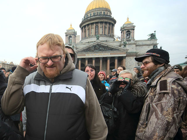 Игорь Андреев пришел со своим плакатом, который вырвал у него из рук и разорвал депутат петербургского ЗаКСа Виталий Милонов