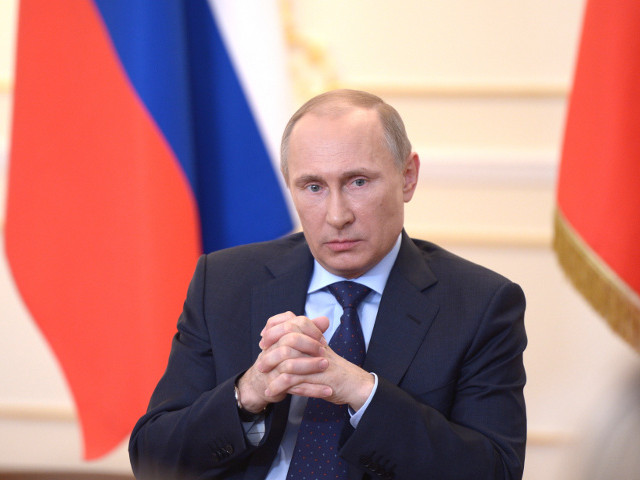 Президент РФ Владимир Путин в телефонном разговоре со своим американским коллегой Бараком Обамой обсудил "острую ситуацию", сложившуюся на Украине