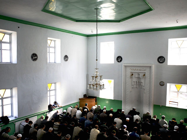 По призыву Духовного управления мусульман Крыма в пятницу во всех крымских мечетях совершаются дуа - молебны за мирное урегулирование ситуации вокруг статуса полуострова