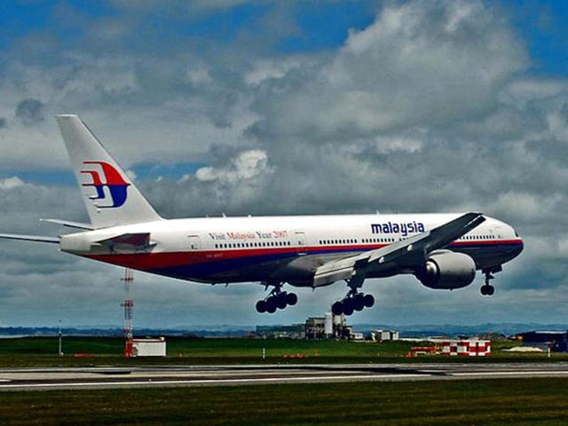 Boeing авиакомпании Malaysian Airlines с 239 людьми на борту, совершавший рейс из столицы Малайзии Куала-Лумпур в Пекин, пропал с экранов радаров. Идет поисковая операция. На борту - граждане 13 государств, в том числе один россиянин