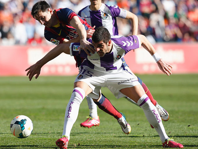 В чемпионате Испании по футболу "Вальядолид" достаточно неожиданно обыграл на своем поле "Барселону" в матче 27-го тура со счетом 1:0