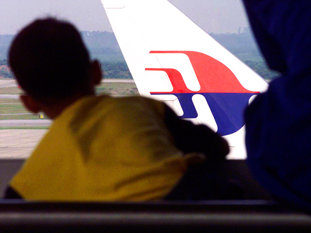 Поиски пропавшего накануне Boeing авиакомпании Malaysian Airlines с 200 людьми на борту, совершавший рейс из столицы Малайзии Куала-Лумпур в Пекин, продолжаются: спасателям не удалось найти обломки самолета в районе разлива топлива