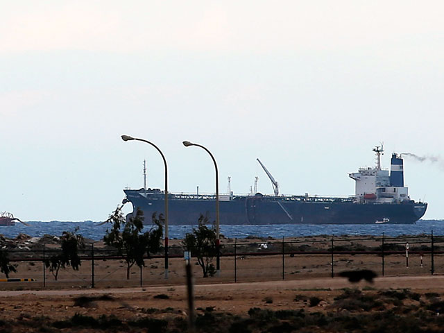 Власти Ливии пригрозили при помощи авиации уничтожить танкер под флагом КНДР, в который загружают нефть боевики, захватившие порт на ливийском северо-востоке