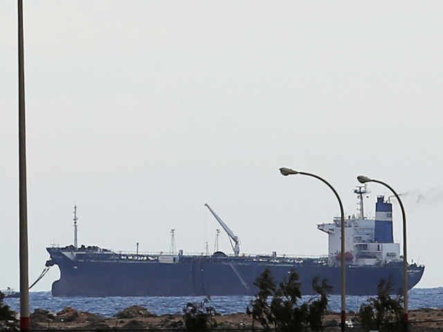 Вооруженные ополченцы, контролирующие нефтяные порты на востоке Ливии, призывают правительство страны не осуществлять бомбардировку танкера Morning Glory под флагом КНДР, находящегося в порту Эс-Сидр
