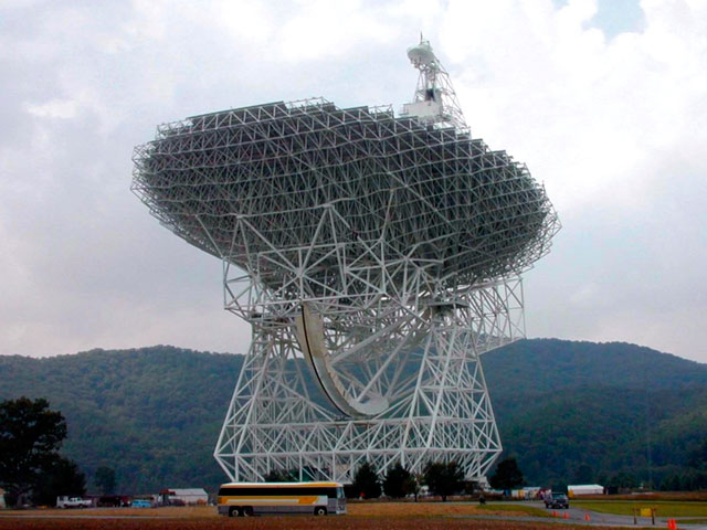 Крупнейший в мире полноповоротный параболический радиотелескоп Национальной радиоастрономической обсерватории, диаметр антенны которого составляет более 100 метров