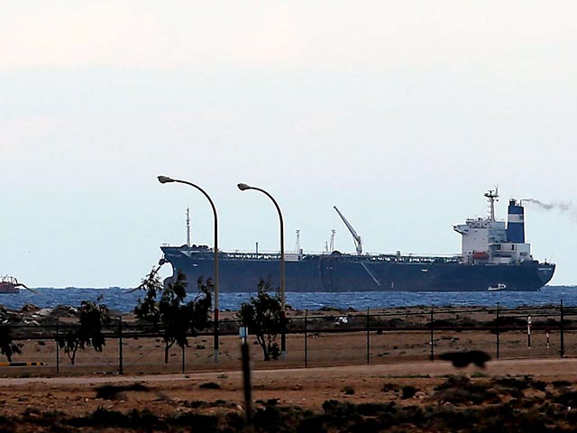 Корабли ливийских ВМС и лояльные Триполи ополченцы окружили в понедельник танкер Morning Glory, ходящий под флагом КНДР, в порту на востоке страны, сообщает Reuters
