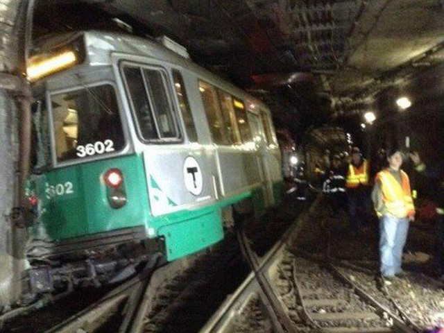 В Бостоне (американский штат Массачусетс) сошел с рельсов вагон метро