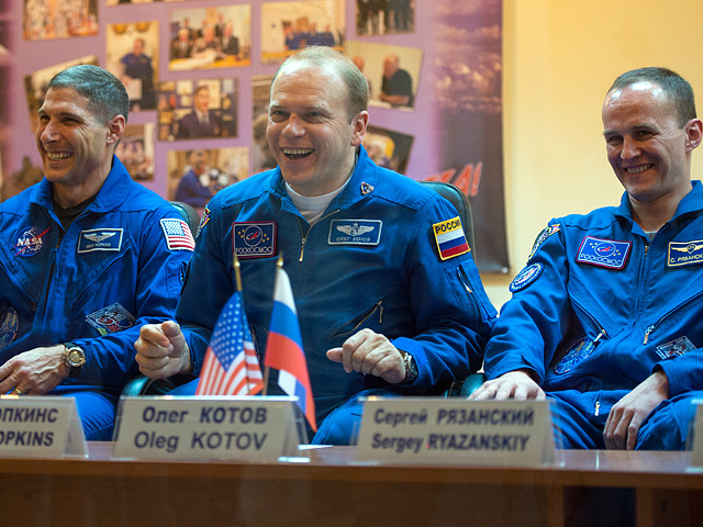 С Международной космической станции на Землю вернулись российские космонавты Олег Котов и Сергей Рязанский, а также американский астронавт Майкл Хопкинс