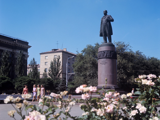 На Украине от действий вандалов пострадал очередной памятник - известному украинскому поэту Тарасу Шевченко