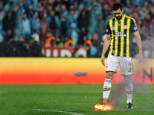 Чрезмерно агрессивное поведение болельщиков на встрече 24-го тура турецкой футбольной Суперлиги "Трабзонспор" - "Фенербахче" привело к остановке матча еще до перерыва