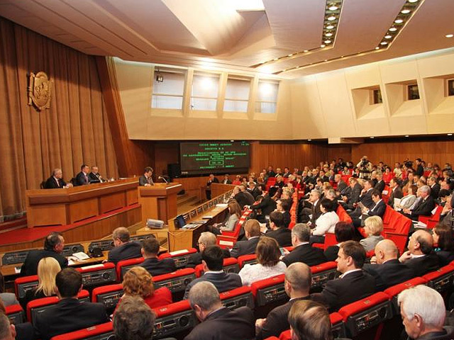 Верховный совет Крыма на заседании 11 марта принял декларацию независимости автономной республики. За документ проголосовали 78 депутатов из 81, находившихся в зале