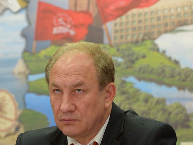 В КПРФ предложили уволить половину чиновников в стране, избавившись от "раковой опухоли" В КПРФ предложили уволить половину чиновников в стране, избавившись от "раковой опухоли"