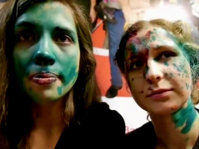 Участницы группы Pussy Riot Надежда Толоконникова и Мария Алехина провели собственное расследование инцидента в Нижнем Новгороде, произошедшего 6 марта. Тогда неизвестные активисты напали на девушек и облили их зеленкой