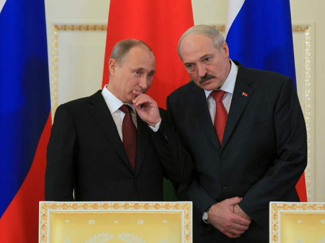 Президенты России и Белоруссии Владимир Путин и Александр Лукашенко провели телефонный разговор, в котором речь шла о ситуации на Украине