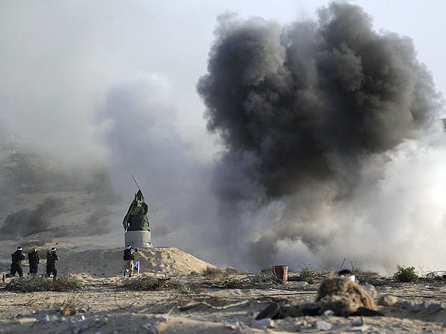 Обстановка в приграничных районах на юго-западе Израиля остается крайне напряженной. В ответ на вчерашний массированный ракетный обстрел из сектора Газы израильские военные атаковали около 30 целей на территории анклава