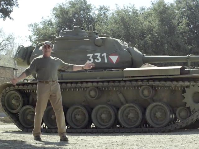 Шварценеггер снялся в благотворительном видеоролике, где верхом на танке уничтожил все, что попалось на пути