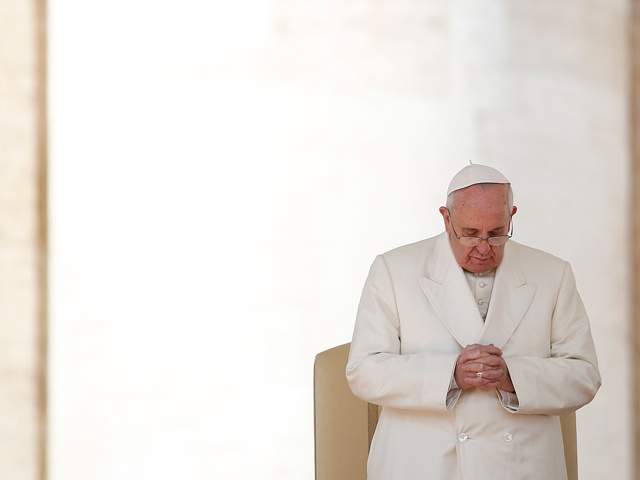 Папа Римский Франциск обратился в четверг к подписчикам в сети микроблогов Twitter с просьбой молиться за него