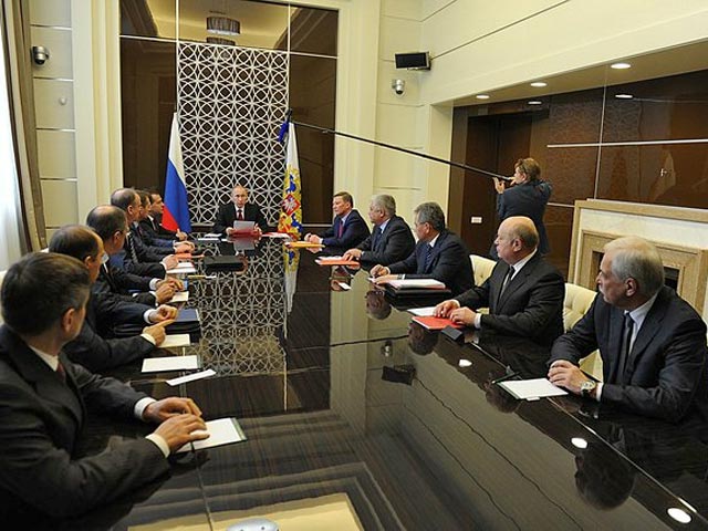 Во время оперативного совещания с постоянными членами Совета безопасности РФ президент Владимир Путин предложил коллегам обсудить "внеплановый вопрос" - дальнейшую политику России в отношении Украины
