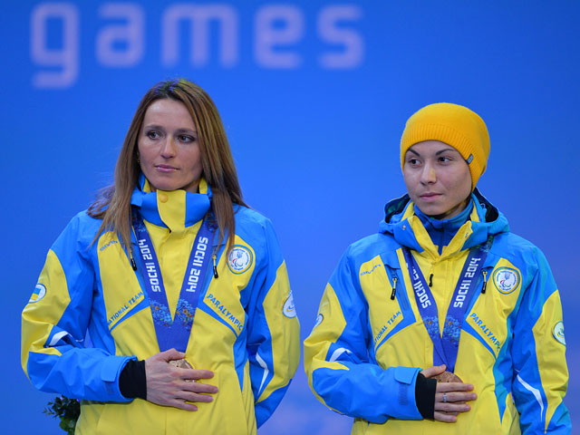 Украинские паралимпийцы решили в знак протеста закрывать руками медали Сочи