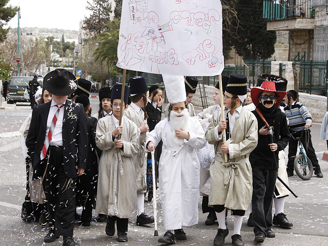 В наступающую субботу вечером иудеи во всем мире начнут отмечать Пурим - самый веселый праздник, установленный в память об избавлении евреев от уничтожения и называемый иначе Праздником Жребия
